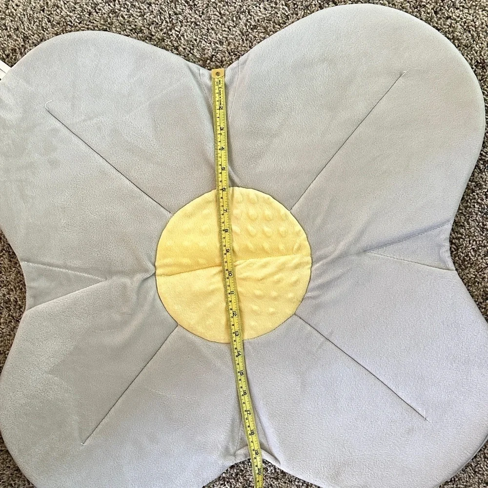 Gray Flower-Shaped Baby Bathing Seat /Mat with Yellow Center